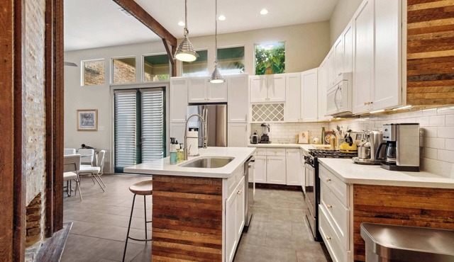 Bright Victorian House w Heated Pool 6br|4ba