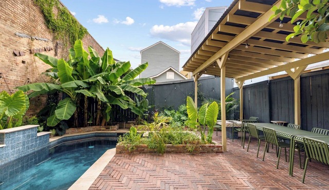 Bright Victorian House w Heated Pool 6br|4ba