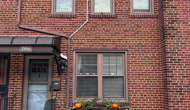 Brooklyn row house. Quiet Street. Close to waterfront, ferry, subways & bus.
