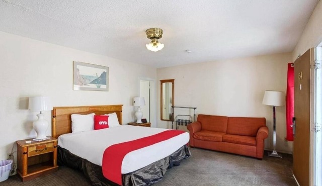 Budget-Friendly Room with Queen Bed Near Yuma International Airport - 2.2 miles