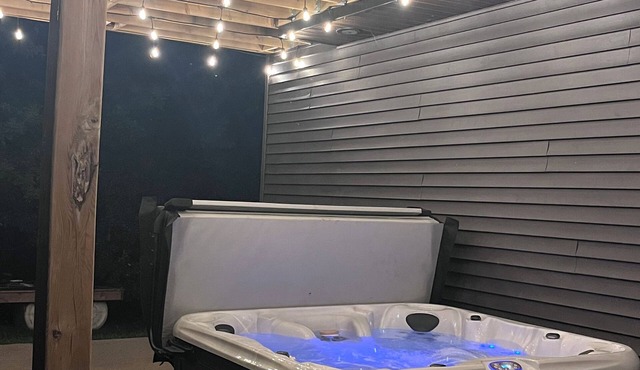 Burwell Hideaway Nordic Spa *HOT TUB * Sauna* Pool Table * Fireplace *