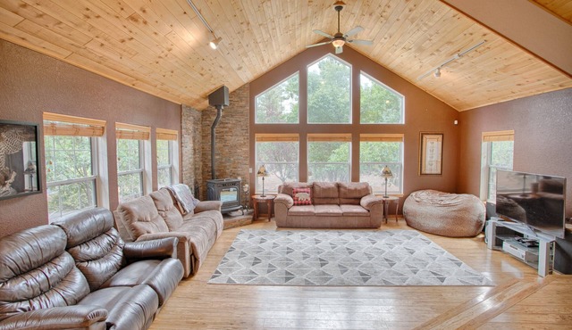 Cabin On NAT'L FOREST! LAKE & CREEK minutes away!