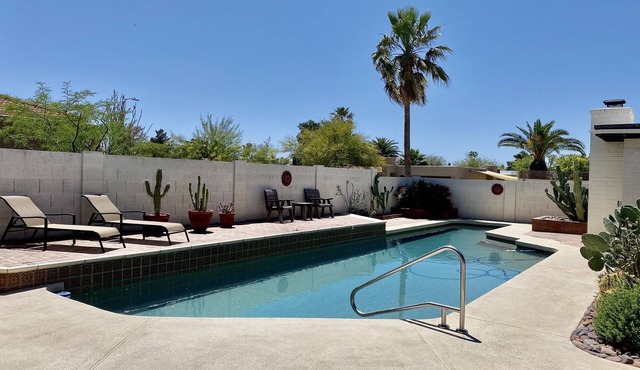 Cactus House - Spacious home & pool next to mountains and close to everything