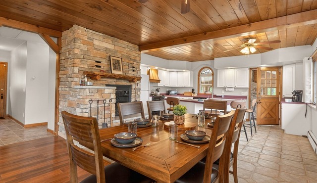 Canandaigua Lake | Near Wineries | Sleeps up to 10 | Hot tub