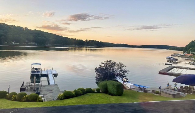 Candlewood Lakefront - Dock, kayaks, Fire Pit
