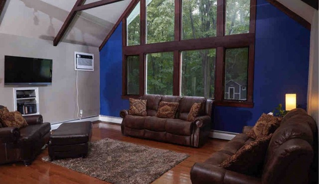 Catskill Hidden Getaway with amazing great room, views, and room for everyone!