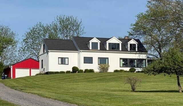 Cayuga Sunshine: Luxury on Cayuga Lake. Close to Aurora!