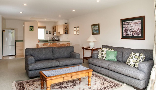 Centrally Located Apartment 1 block away from Akaroa wharf and dining.