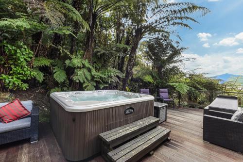 Champagne Tui - Moetapu Bay Holiday Home