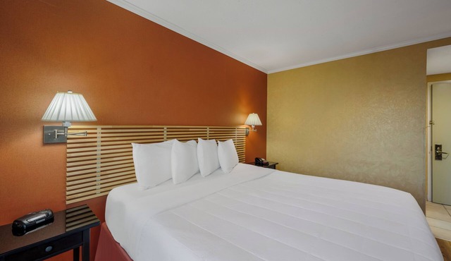 Charming 1 bedroom hotel with AC and WiFi in pleasant Jamaica