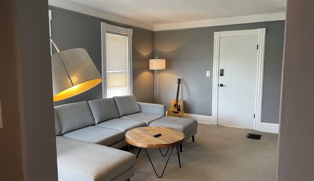 Charming 2-bedroom apartment with WiFi, AC in enchanting Corning