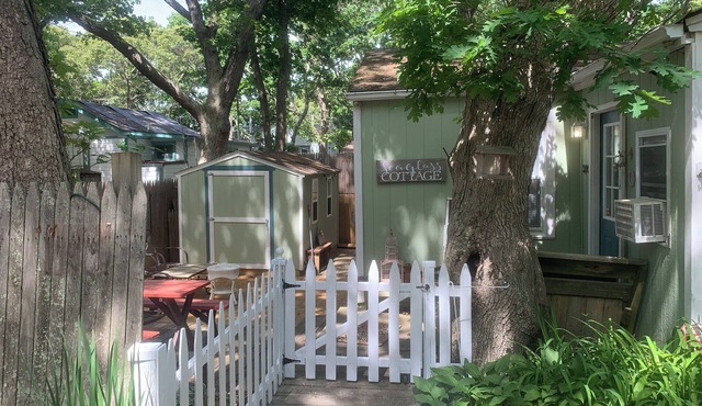 Charming 2-bedroom cottage in wonderful Northfork Long Island, Baiting Hollow.