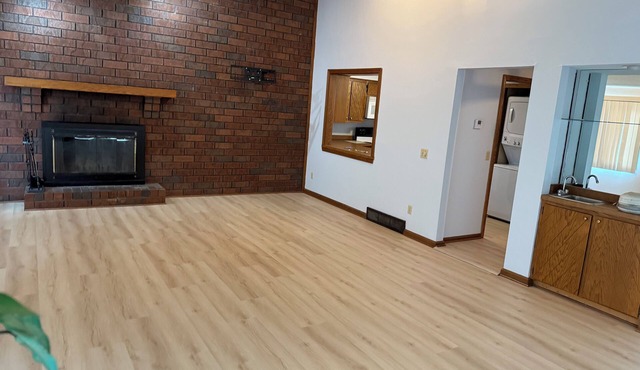 Charming 2-bedroom house with WiFi, AC in fabulous Canton