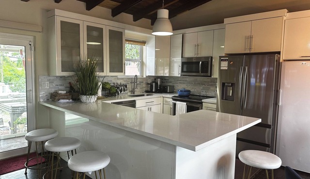 Charming 2-bedroom apartment with AC, WiFi in nice Oakland Park