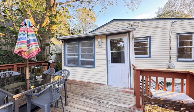 Charming 3-bedroom beachfront cottage with WiFi, AC in welcoming Calverton
