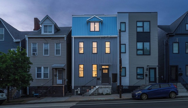 Charming 3-bedroom house in Pittsburgh with Skyline Views & Putting Green