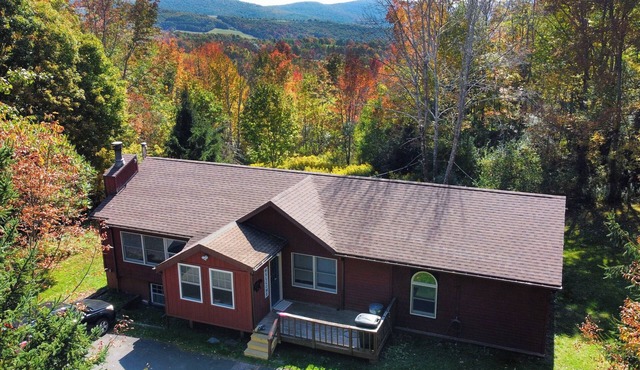 Charming 3BR house, nestled in mountains, pet friendly, 20 minutes from skiing!