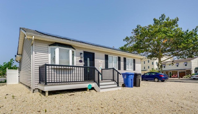 Charming Beach Haven West Home: 1 Mi to Beach!