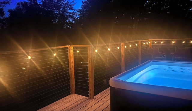 Charming Cottage with Jacuzzi, Fire Pit and Access to Nearby Lakes!
