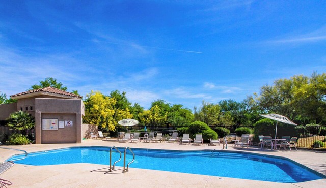 Charming dog-friendly condo with pool, hot tub, washer/dryer, & AC
