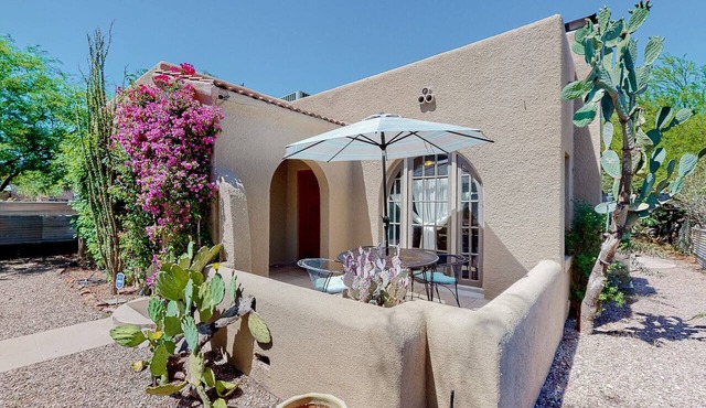 Charming dog-friendly home with enclosed yard, full kitchen, central AC, & W/D
