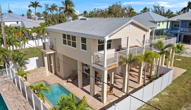 Charming Home, Private Pool, Short Walk to Restaurants and Beach!