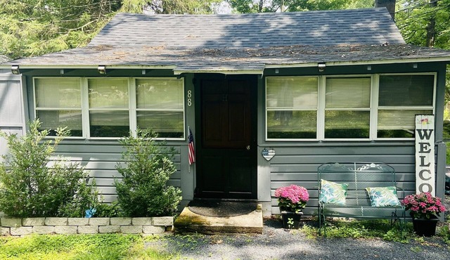Charming lake community cottage with hot tub PET FRIENDLY