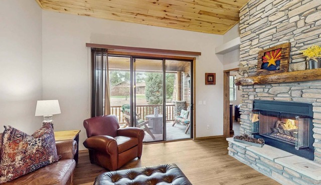 Charming mtn-view townhouse w/fireplace, patio, grill, streaming, washer/dryer