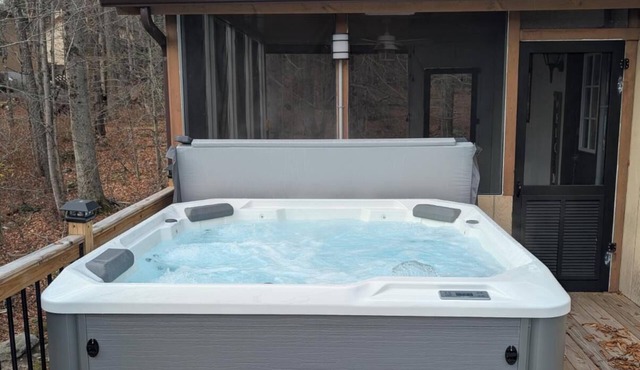 Charming Retreat in the Hideout with a hot tub