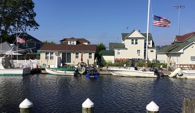Charming Waterfront Cottage: Great summer rental as well as year round!