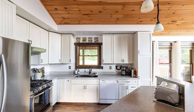 Chic 3BR Country Retreat