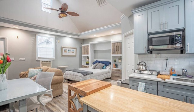 Chic and Private Studio near the Amityville Horor house!