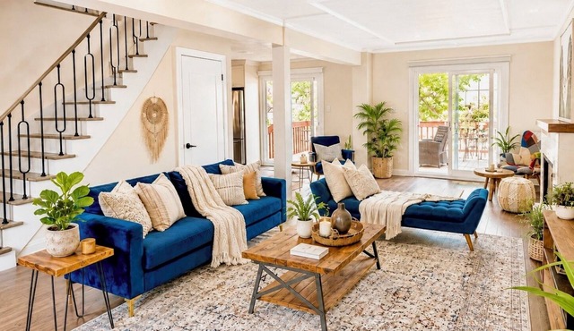 Chic Spacious 3 BR Central Newmarket Home