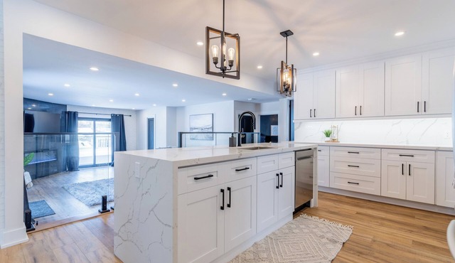Chic & Spacious 6 BDR Bungalow W/Pool & Hot Tub
