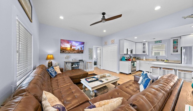Close to Beach & Bay , 3-BR, 2- Bath, Sleeps 8, Private yard, Outdoor Shower