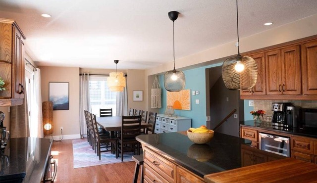 Coastal Vibe Cottage, sleeps 10, 9 beds, 7-minute walk to beach & town