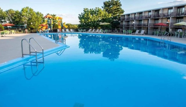 Comfort and Convenience! Pets Allowed, Outdoor Pool, Free Parking
