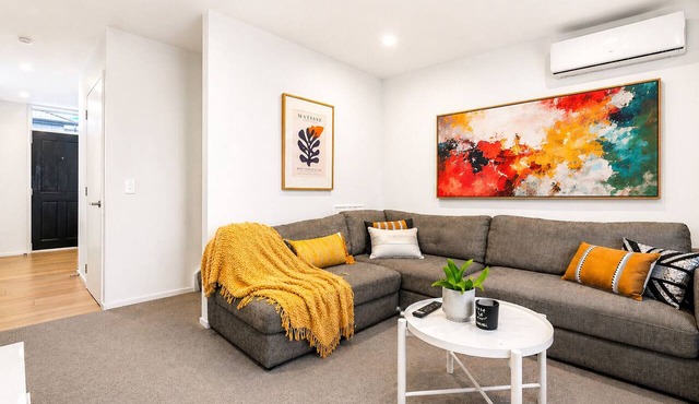 Contemporary 3BR City Apartment – Stylish & Central