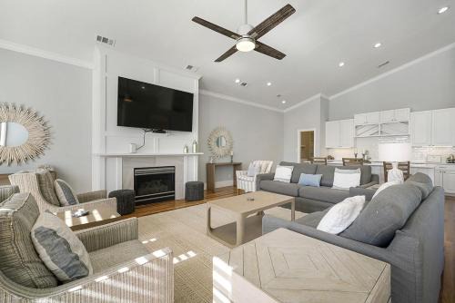 Coral Shores - Huge Beach House with an Ocean View & Private Covered Pool