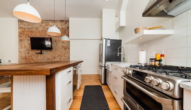 ★Corner Suite★- Location, Parking, Walkable