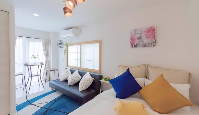 Cost-effective 3-person family room near dining & shopping. Room 201.