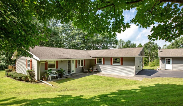 Country Seclusion 3 BR; 2 BA; sleeps 6;