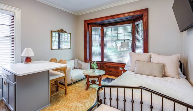 Cozy 1-bedroom Apartment Steps from Park Ave with AC, WiFi