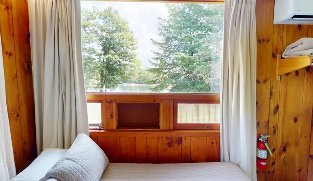 Cozy 1-bedroom hotel room in serene Hamilton - #305 Mohawk