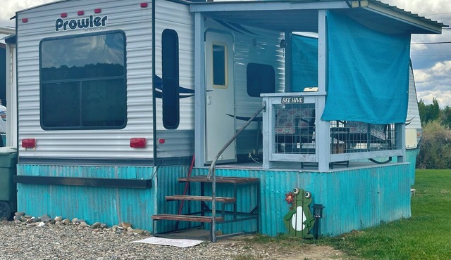 Cozy 1 bedroom RV, pet friendly in fantastic Aztec with Animas River access