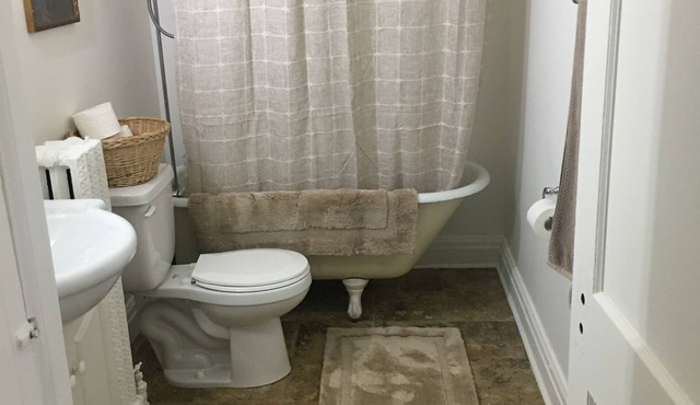 Cozy 2-bedrm apartment in historic Brockville!
