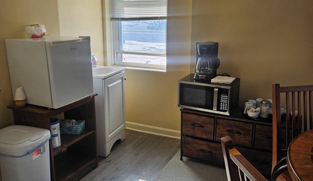 Cozy 2-bedroom apartment in Pittsburgh on the trolley line 10 min from downtown