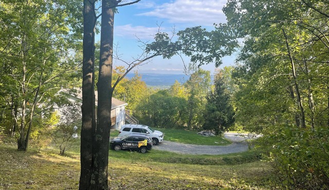 Cozy 2-bedroom cabin in lovely Acra with cool AC