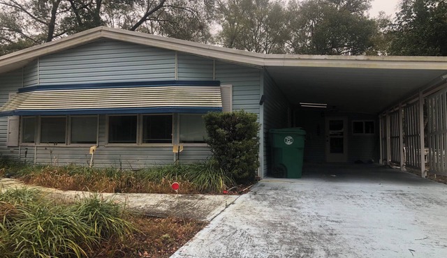 Cozy 2-bedroom home with amenities and a short drive to beaches or Disney parks