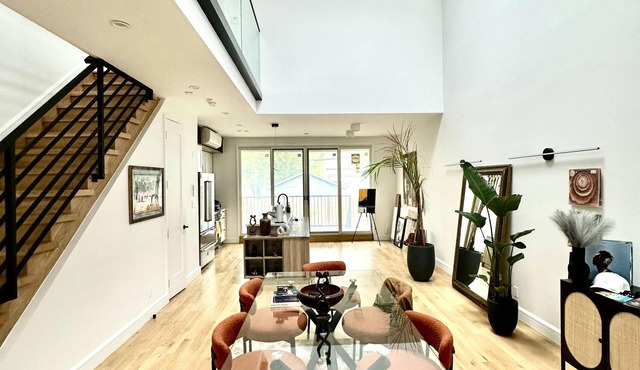 Cozy 2-bedroom Townhome in charming Brooklyn with AC, WiFi